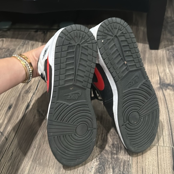 Nike - Picture 3 of 6